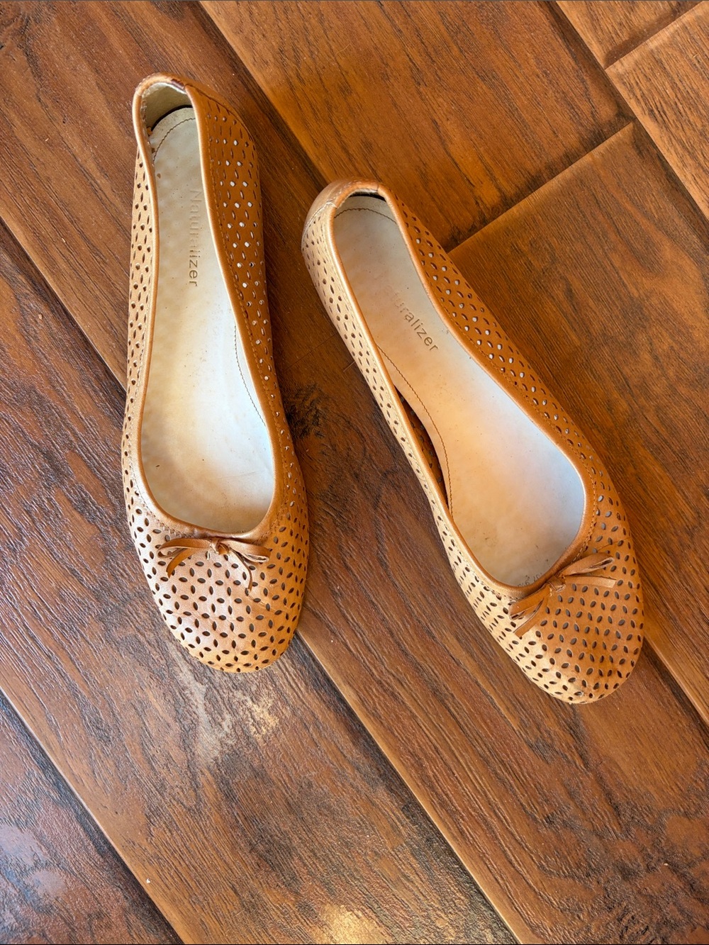 Naturalizer Tan Perforated Leather Ballet Flats with Bow - Size 9.5